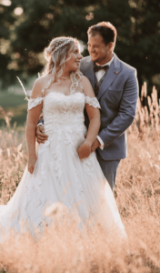 Glückliches Hochzeitspaar bei ihrer Trauung - Romantische Hochzeitsfotografie voller Liebe und Emotionen