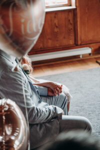 "In guten wie in schlechten Zeiten halten sie einander fest, das Hochzeitspaar aus Stuttgart, vereint durch ihre bedingungslose Liebe. Gemeinsam trotzen sie den Stürmen des Lebens, gestärkt durch ihre Verbundenheit und den festen Glauben an ihre gemeinsame Zukunft. Ihre Liebe ist wie ein Leuchtturm in dunklen Zeiten, ein unerschütterliches Band, das sie für immer zusammenhält."