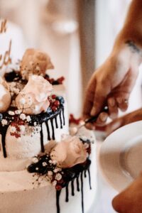 "Inmitten der festlichen Feierlichkeiten erhebt sich die Hochzeitstorte wie ein majestätisches Kunstwerk. Stuttgart's Konditoren haben mit Meisterhand ein Meisterwerk geschaffen, das nicht nur die Sinne verführt, sondern auch die Herzen der Gäste berührt. Jeder Bissen ist eine süße Erinnerung an die Liebe, die das Hochzeitspaar teilt, und an die Freude, die diesen besonderen Tag auszeichnet."